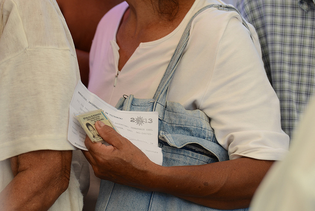 Las personas deben ser censadas antes de recibir alguna ayuda para determinar el grado de necesidad. Carlos Herrera/Confidencial