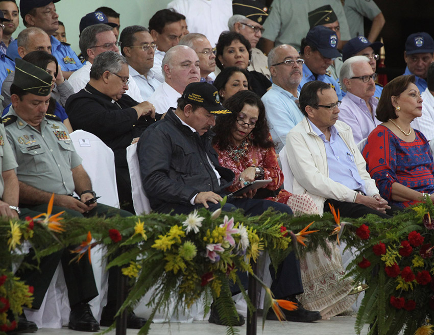 Daniel Ortega y Rosario Murillo en un acto oficial del Ejército. Archivo | Confidencial