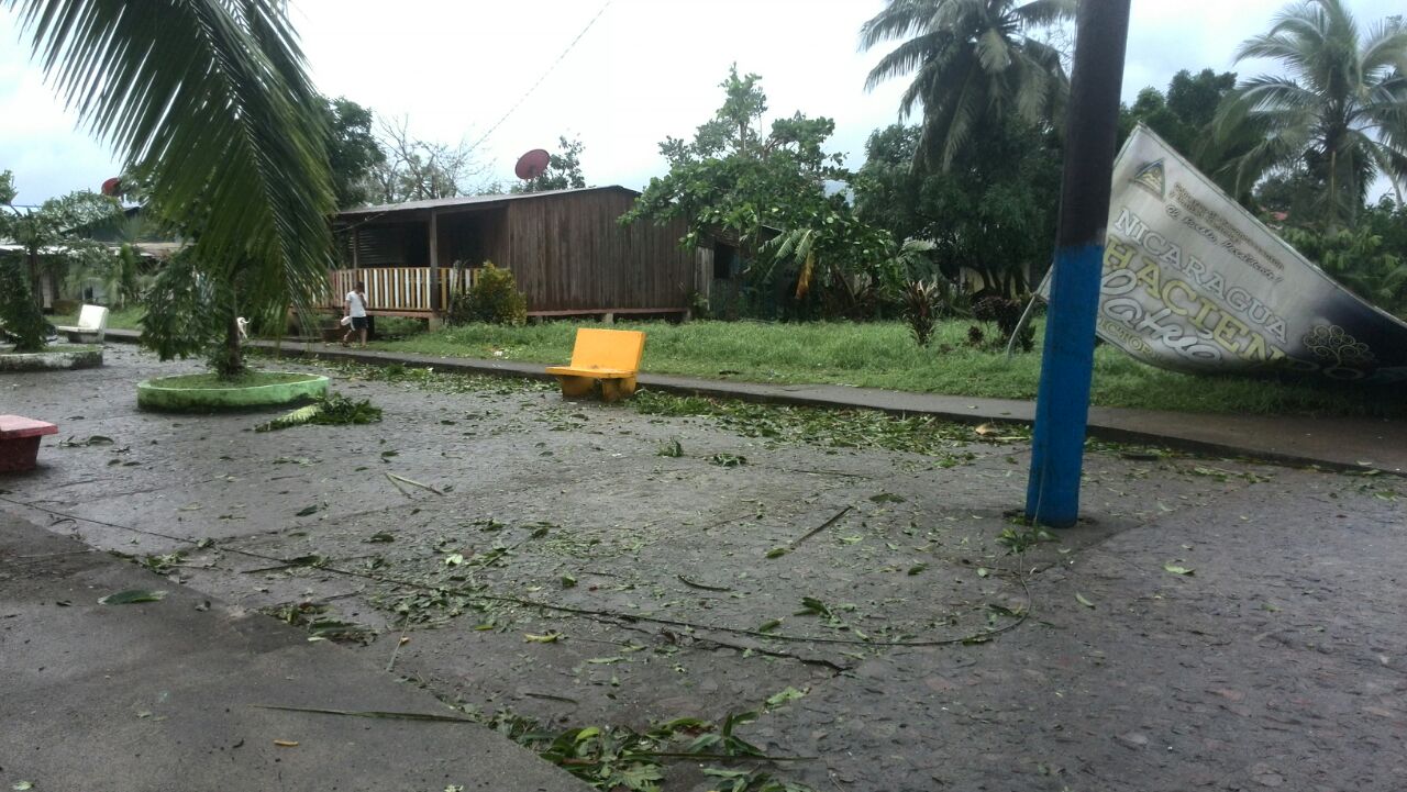 Techos, árboles, tendido eléctrico y hasta rótulos oficiales fueron derribados por Otto en su paso por San Juan de Nicaragua. Foto | Facebook | María Alejandra Fletes Silva