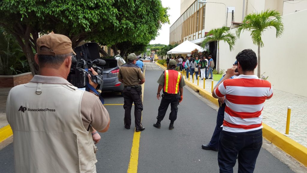 Guardas de seguridad de la empresa El Goliat y la Policía Nacional impidieron la entrada a la "consulta pública" del Canal. Carlos Herrera/Confidencial
