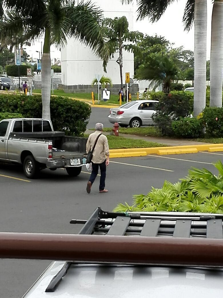 El diputado guatemalteco Luis Rabbé abandonando el supermercado de Managua. Cortesia | Guatevisión