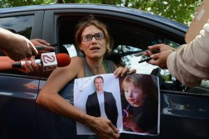 Ximena Gutiérrez denunciando el "secuestro" de su hijo Arun.