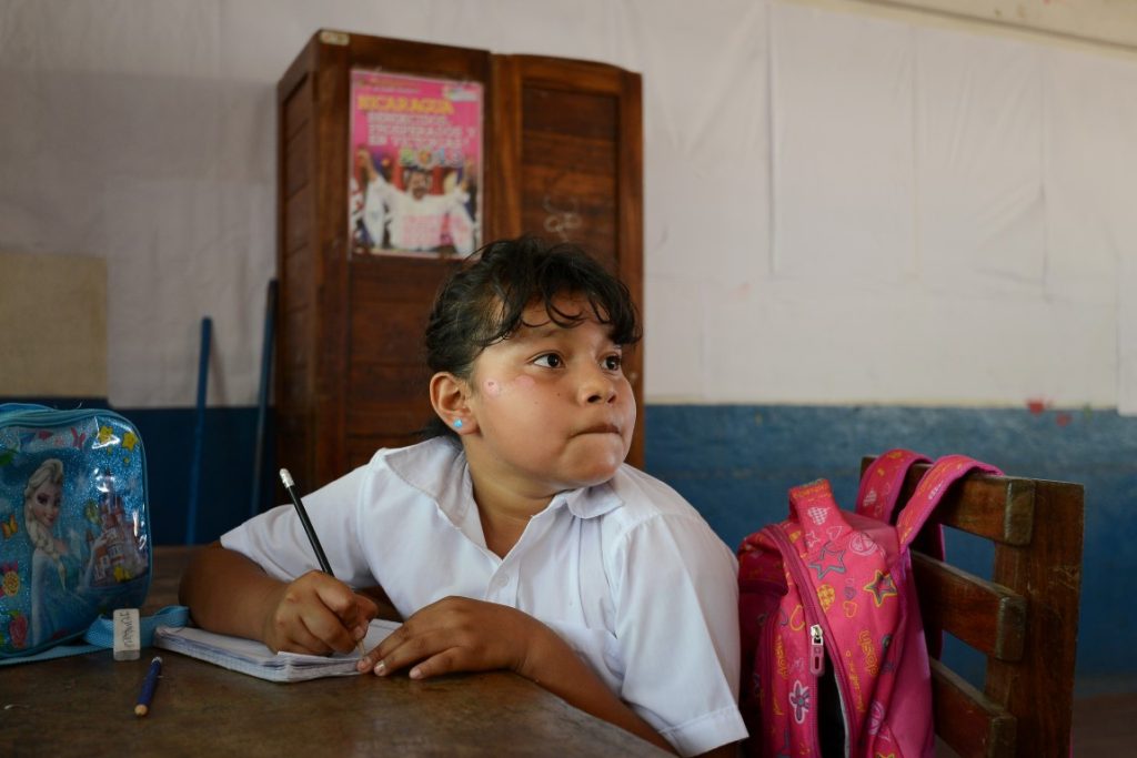 Una estudiante del colegio ‘Fernando Gordillo’ de Managua. La figura del comandante en las aulas. Carlos Herrera/Confidencial