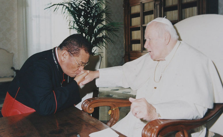 El cardenal Obando y Bravo besando el anillo papal de Juan Pablo II. Foto cortesía presidencia