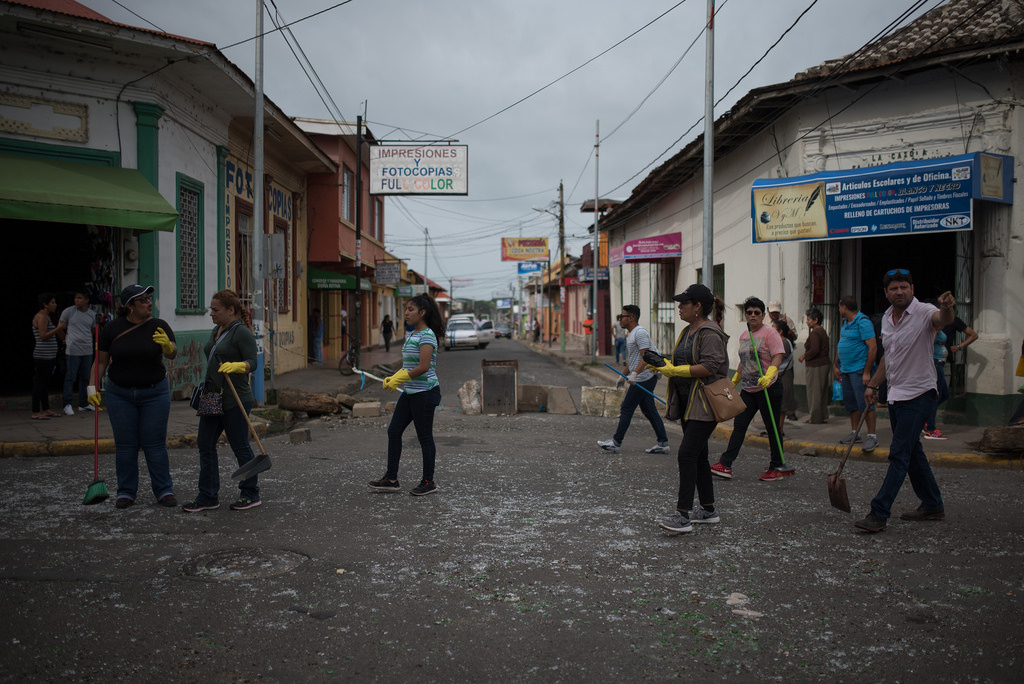 he independently organized groups in the city of Jinotepe came out to clean the streets of the city. Photo: Carlos Herrera / Confidencial
