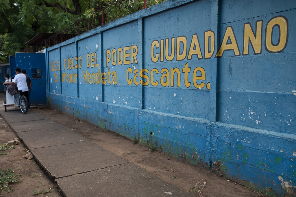 El adolescente de 14 años se dirigía hacia su colegio. Los oficiales de la DOEP lo arrastraron hasta un kiosko. Foto: Carlos Herrera.