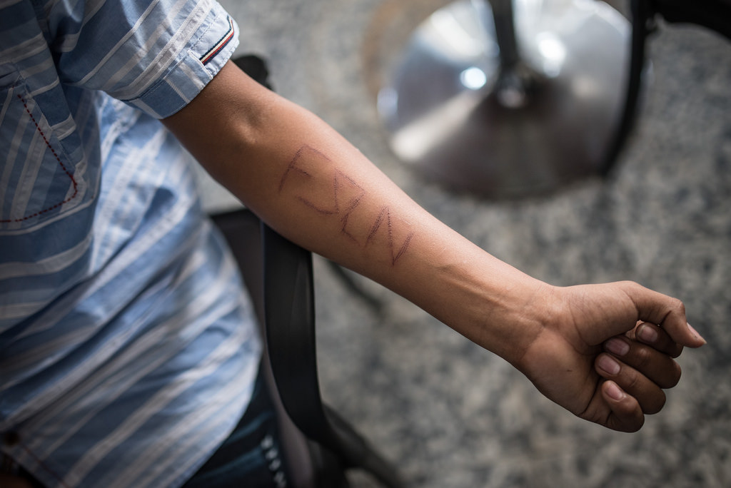 Oficiales de la DOEP marcaron con una aguja hipodérmica el brazo de un adolescente de 14 años. Foto: Carlos Herrera 