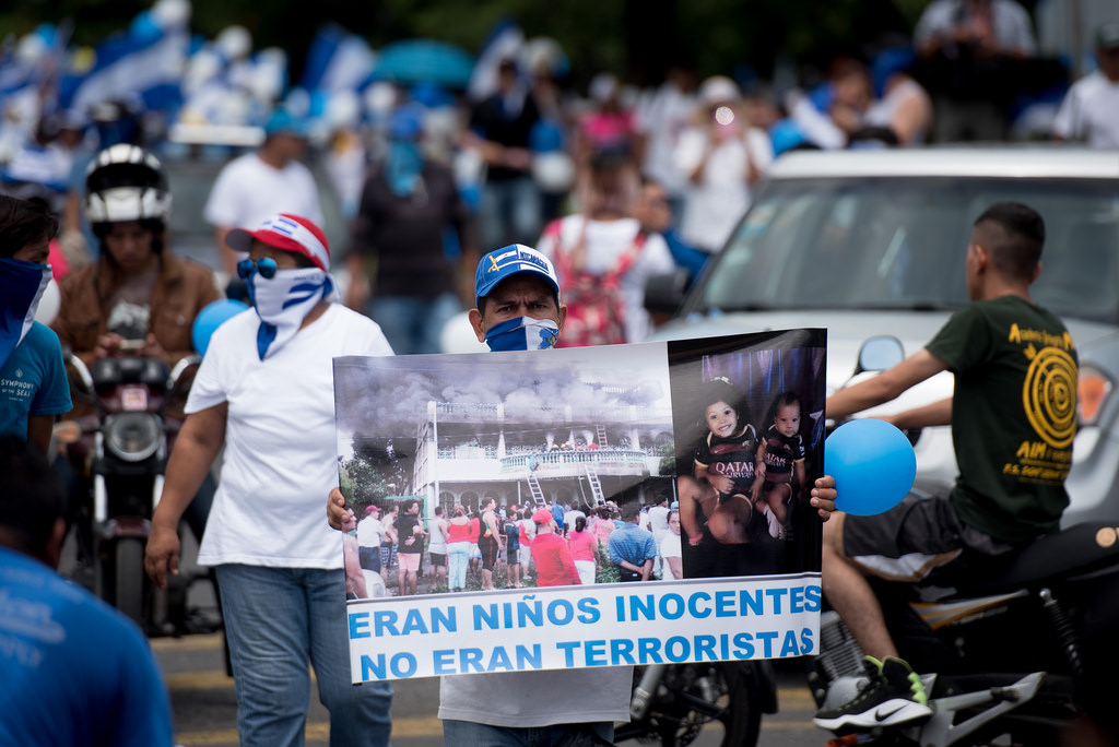 Un manifestante pide justicia por los niños que murieron calcinados en el barrio Carlos Marx. Carlos Herrera | Confidencial.