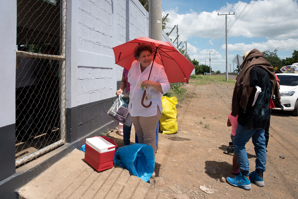 Mariela Cerrato Vázquez llega a visitar a su hija a la cárcel. Carlos Herrera | Confidencial.