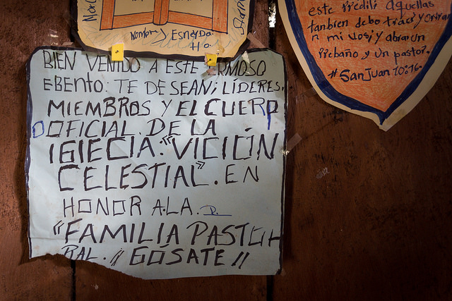 Uno de los carteles en la iglesia de El Cortezal. Carlos Herrera/Confidencual