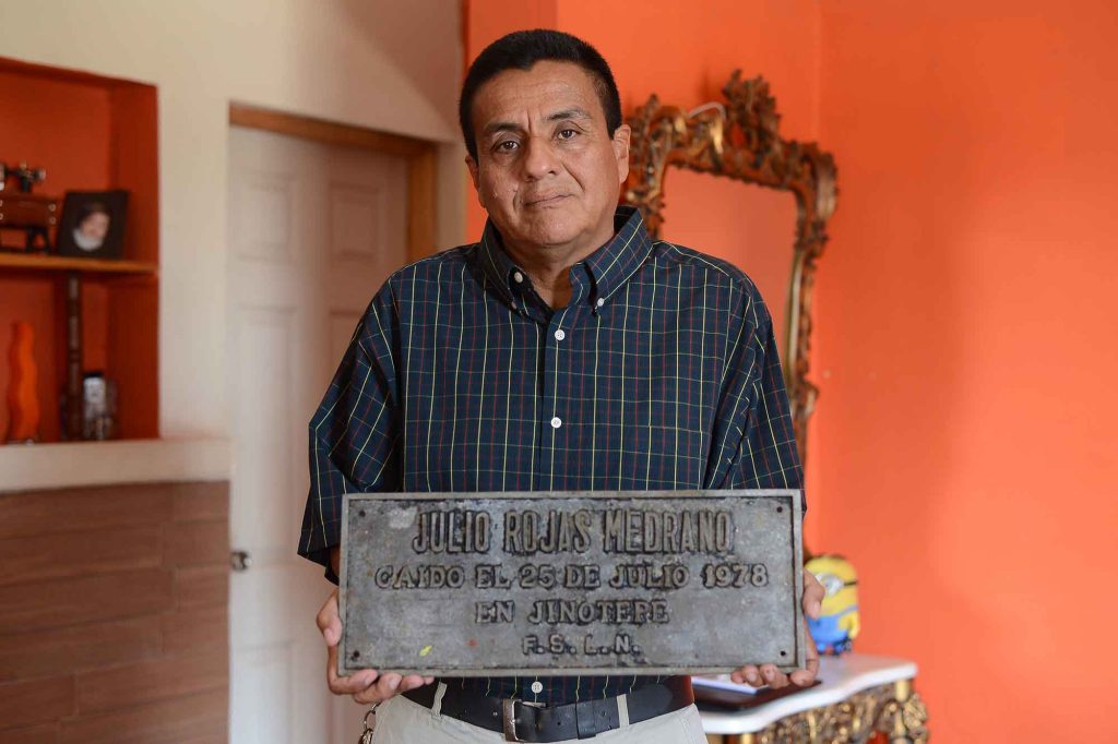 El ex vicealcalde Jinotepe, Leonel Rojas, muestra una placa de su hermano caído durante la guerra de los ochentas. W.Miranda/Confidencial