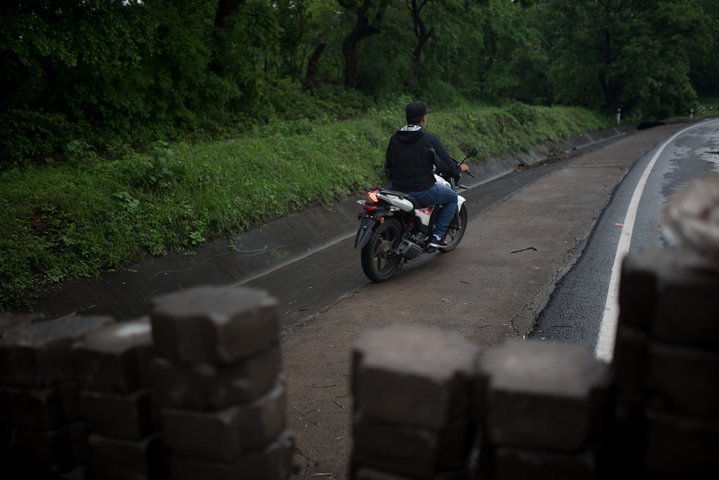 En algunos tranques los ciudadanos autoconvocados solo dejan pasar motocicletas y bicicletas. Foto: Carlos Herrera.