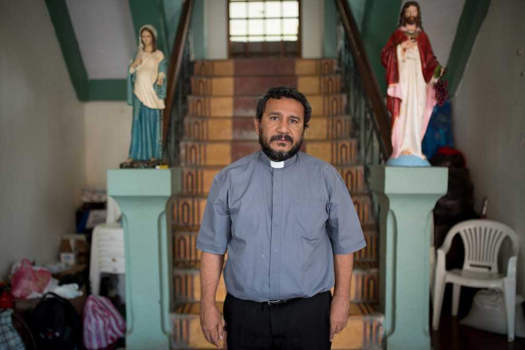 El párroco Silvio Martin Rueda Guevara, de la iglesia La Merced, fue clave para la liberación de los estudiantes secuestrados. Foto: Carlos Herrera.