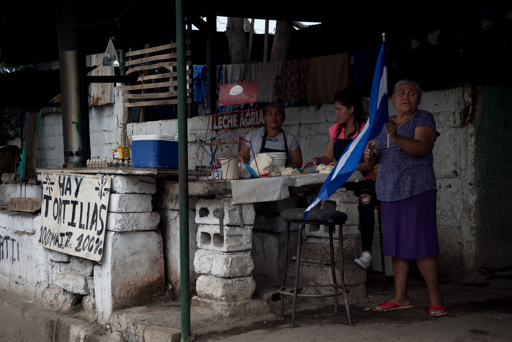 Una ciudadana muestra la bandera nacional en apoyo a la marcha de "Los Globos". Carlos Herrera | Confidencial.