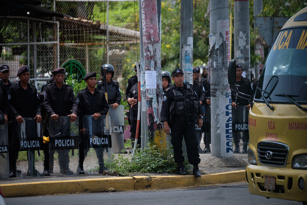 La Policía Nacional asedió el plantón de los universitarios y excarcelados políticos. Al menos seis patrullas con efectivos de las fuerzas especiales se plantaron en las afueras del campus. Foto: Carlos Herrera.