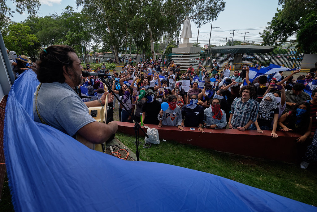 Mario Ruiz, de la banda Garcín, cantó varias canciones de protestas, a pesar del asedio policial. Foto: Carlos Herrera.