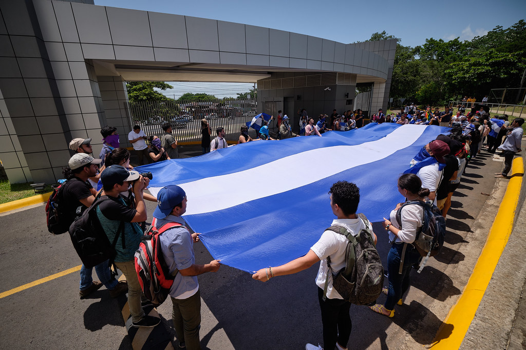 Estudiantes universitarios y excarcelados políticos realizaron un plantón en la UCA demandando el cumplimiento de acuerdos a la dictadura Ortega Murillo. Foto: Carlos Herrera