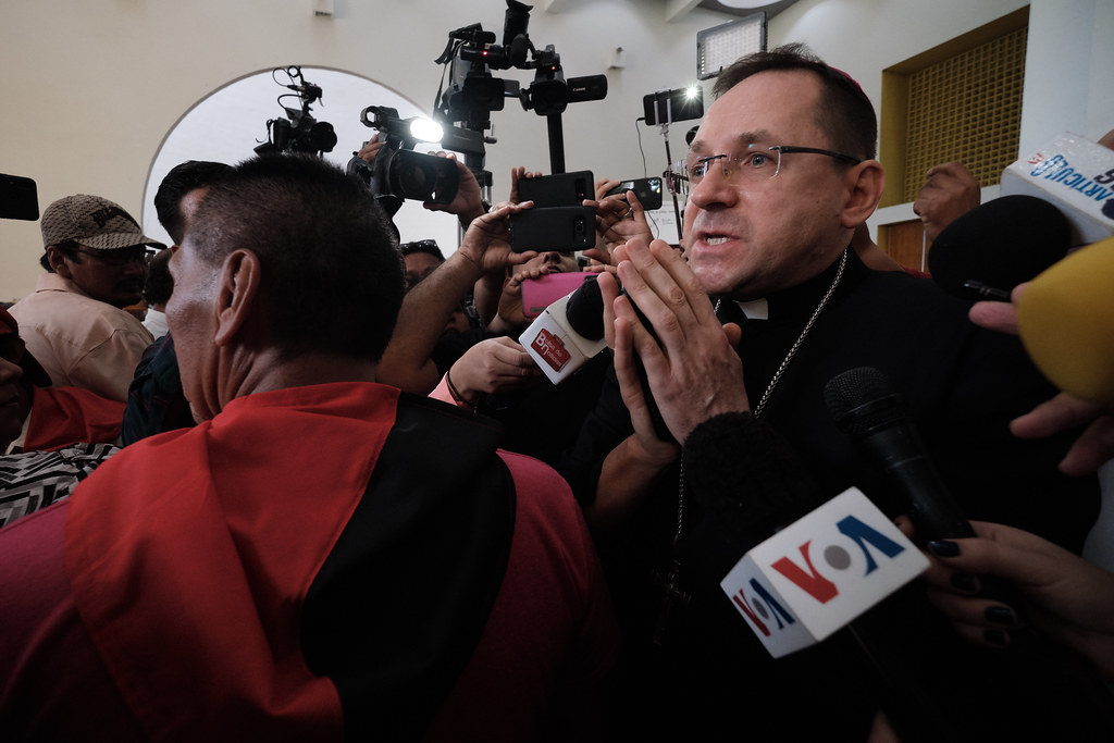 Turbas orteguistas en la misa de Ernesto Cardenal