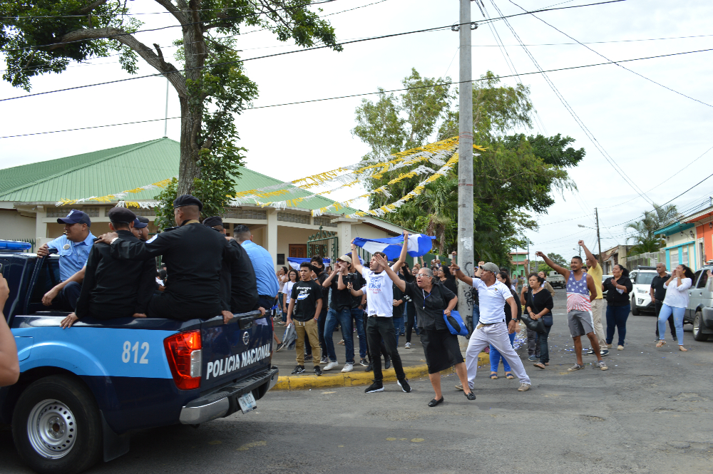 8 de julio de 2019. La población increpa a los oficiales cuando las patrullas se retiraban de enfrente de la parroquia San Antonio de Padua, en Jinotepe, adonde se celebró una misa en honor de las víctimas del departamento de Carazo. Crédito: Stereo Romance