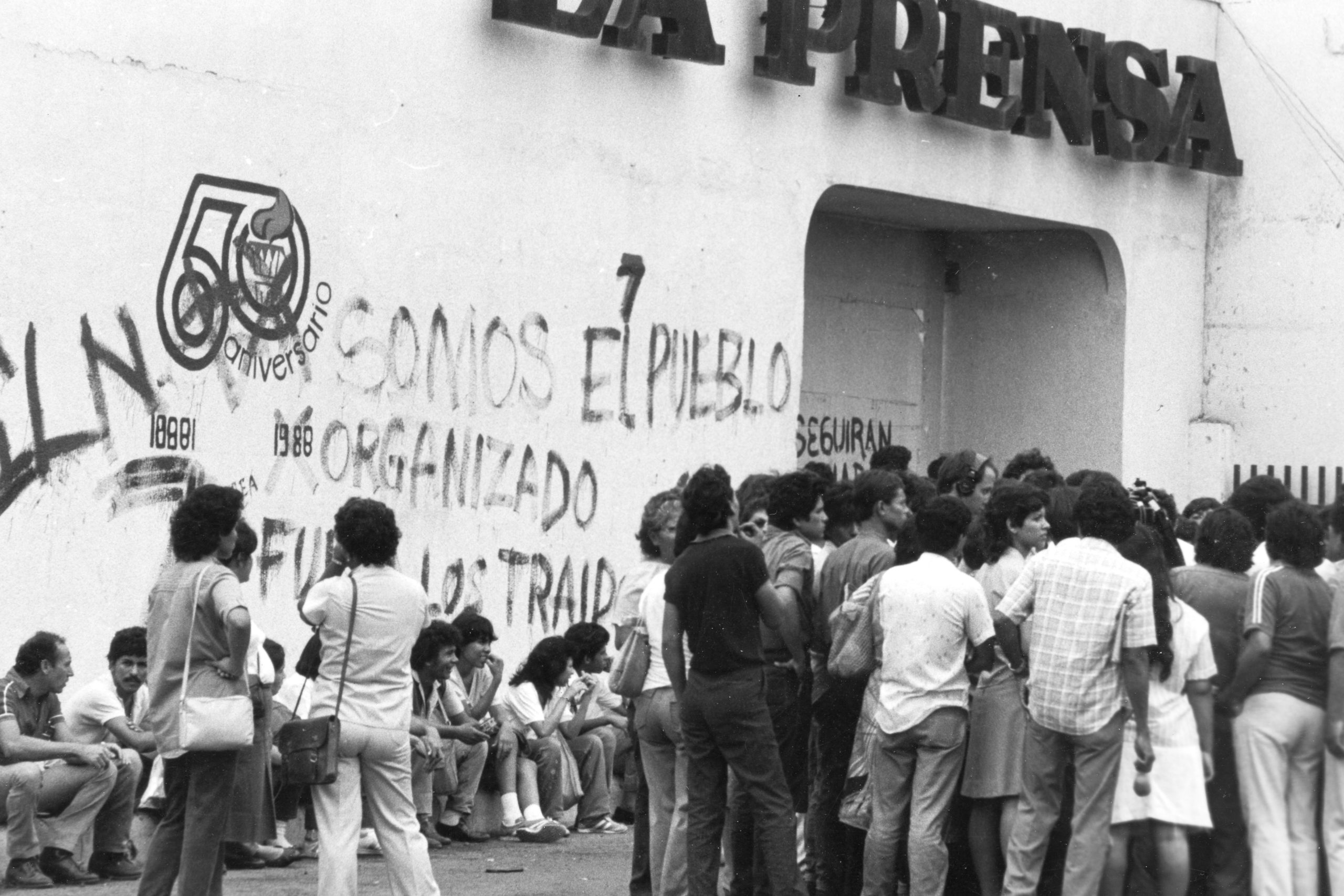 Simpatizantes sandinistas atacan la bandera de La Prensa/ 14 de febrero de 1981/ Crédito: Cortesía de La Prensa