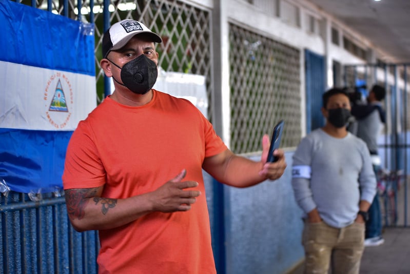 Simpatizante Sandinista se toma un selfie a la salida de junta receptora en Esquipulas.// Foto: Confidencial