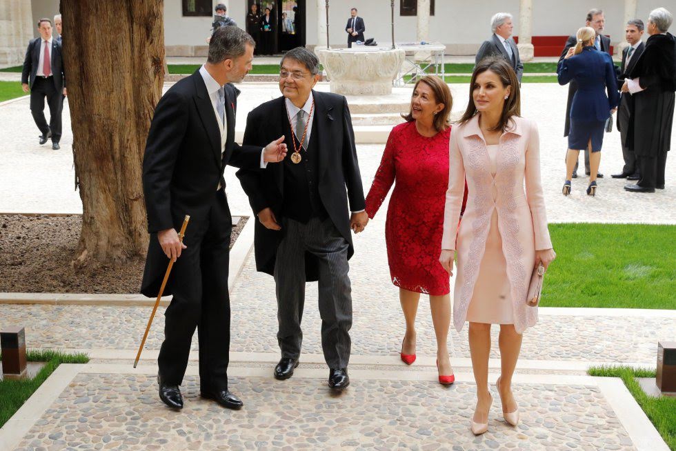 Sergio Ramírez Mercado y su esposa con los reyes de España