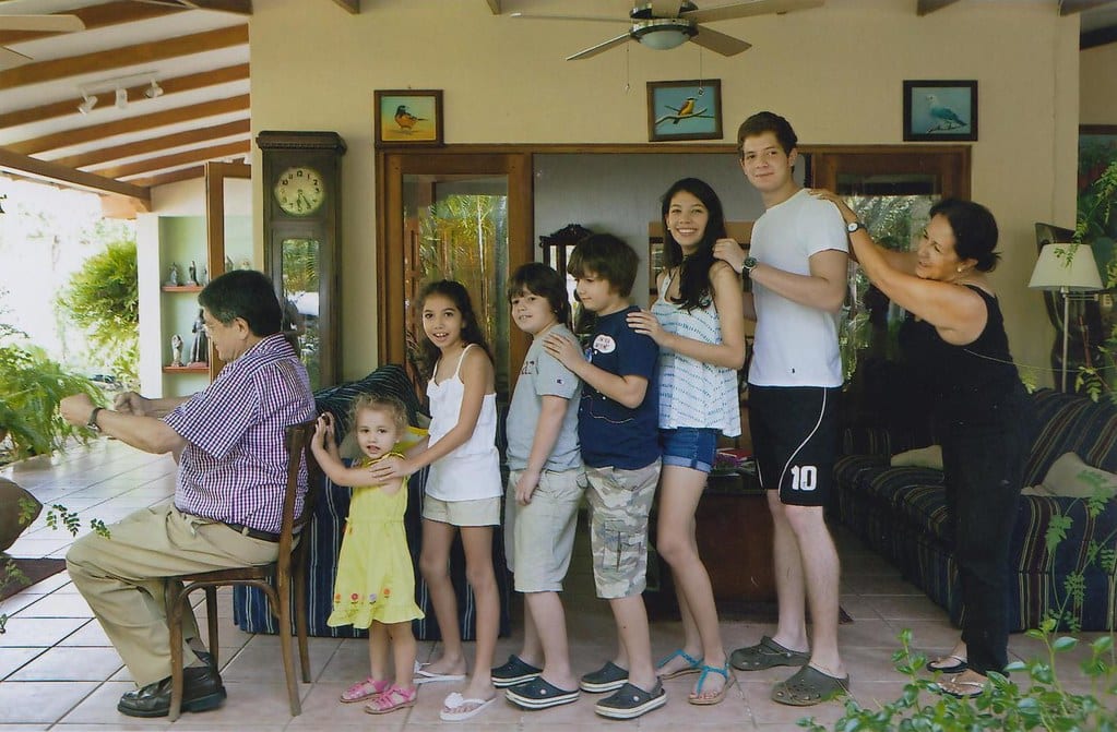 El tren de los abuelos Sergio y “Tulita”, junto a sus nietos, en Managua. // Foto: Daniel Mordzinski