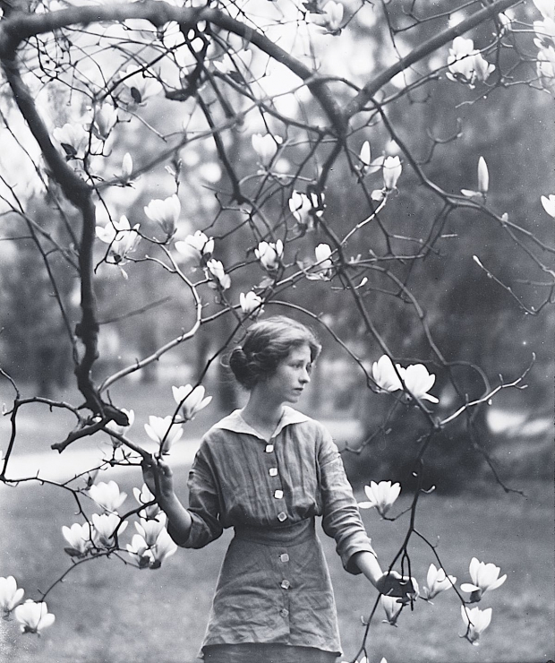Edna St. Vincent Millay (1892-1950), retrato de Arnold Genthe. Salomón de la Selva
