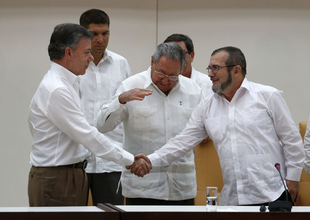 HISTÓRICO APRETÓN DE MANOS ENTRE PRESIDENTE SANTOS Y TIMOCHENKO EN LA HABANA