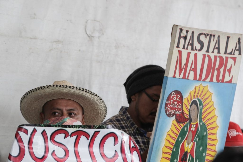 Familiares de los estudiantes mexicanos desaparecidos hace un año participan en un acto de protesta hoyEFE/Alex Cruz