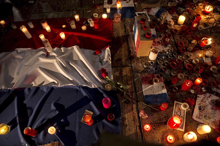 GRA421. MÁLAGA, 16/11/2015.- Vista de una bandera de Francia junto a las velas colocadas durante la concentración convocada por la Alianza Francesa de Málaga, hoy en la plaza de la Constitución, en memoria de las víctimas de los atentados terroristas de París. EFE/Jorge Zapata.