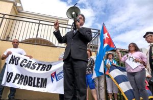  Ramón Saúl Sánchez, presidente de la organización del exilio cubano Movimiento Democracia, pronuncia un discurso ante una treintena de cubanos concentrados frente al Consulado General de Nicaragua en Miami. EFE/Cristobal Herrera.