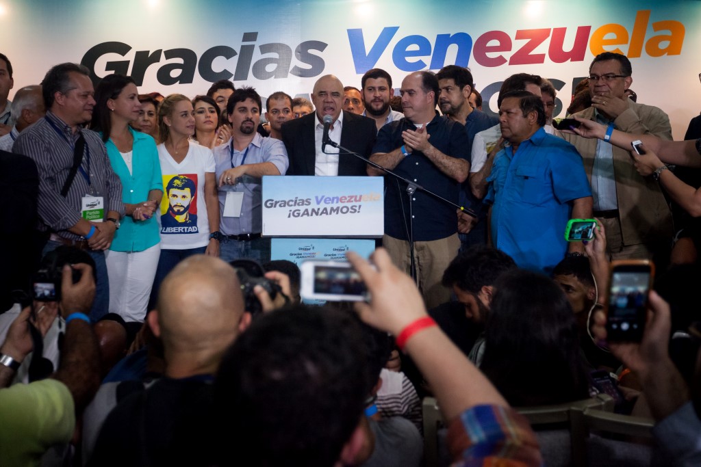 CAR01. CARACAS (VENEZUELA), 07/12/2015.- Miembros de la coalición opositora Mesa de Unidad Democrática (MUD) celebran la victoria hoy, lunes 7 de diciembre de 2015, en la ciudad de Caracas (Venezuela). La presidenta del Consejo Nacional Electoral (CNE) de Venezuela, Tibisay Lucena, anunció hoy que la alianza opositora MUD ganó las elecciones legislativas con un total de 99 diputados frente a 46 del chavismo. EFE/MIGUEL GUTIERREZ