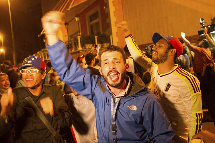 Un grupo de personas celebran la victoria obtenida por la coalición opositora por la MUD el 6D. EFE