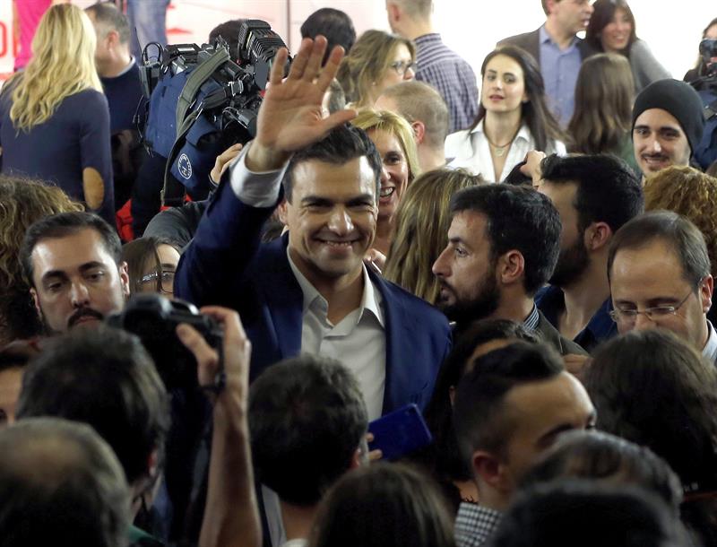 El secretario general del PSOE y candidato a la presidencia del Gobierno, Pedro Sánchez, saluda a los simpatizantes socialistas. EFE