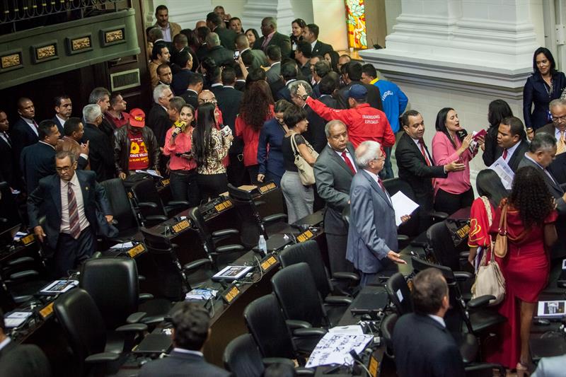 Diputados del Partido Socialista Unido de Venezuela se retiran del hemiciclo durante la instalación de la Asamblea Nacional . EFE