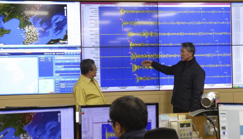 Ko Yun-hwa (izda), de la administración meteorológica de Corea del Sur, y el director general del Departamento de Terremotos y Volcanes de la administración meteorológica de Corea del Sur, Yun Won-Tae (dcha), interpretan gráficos que muestran actividad sísmica tras la prueba nuclear de Corea del Norte