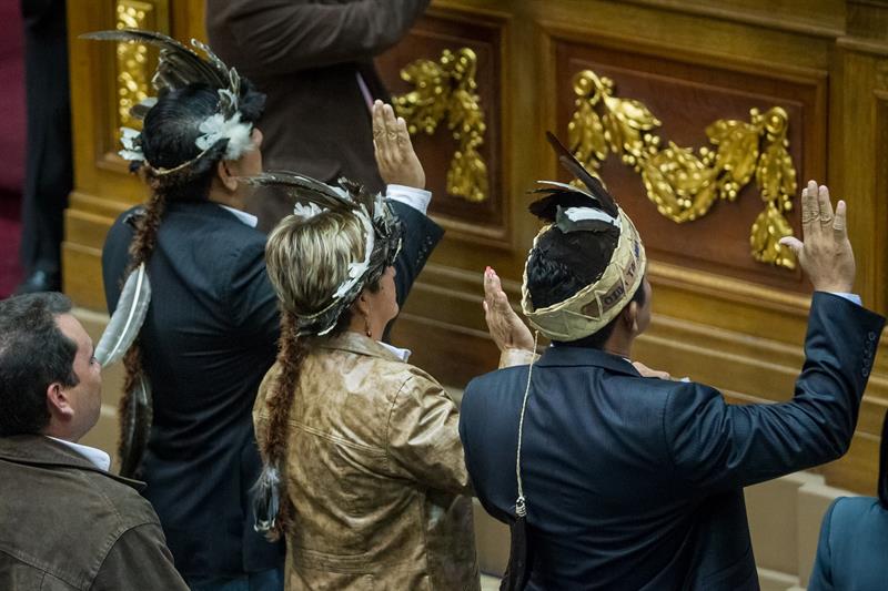 Julio Ygarza (i), Nirma Guarulla (c) y Romel Guzamana (d) participan en el juramento de sus cargos como diputados en la asamblea nacional (AN) . EFE