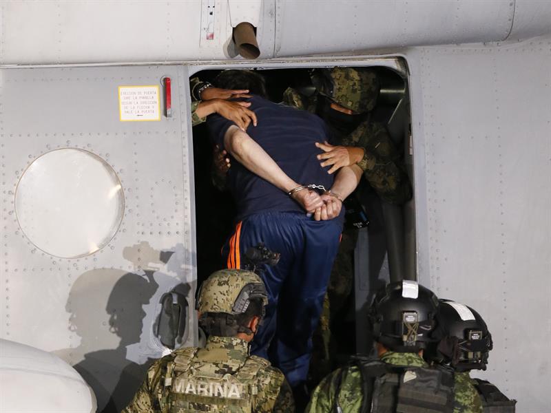 El narcotraficante Joaquín "El Chapo" Guzmán es conducido a un helicóptero de la Marina Armada de México. EFE
