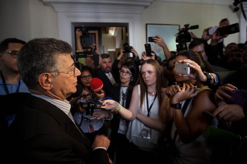 El presidente de La Asamblea Nacional Henry Ramos Allup (i) ofrece declaraciones a periodistas en la ciudad de Caracas (Venezuela). EFE/MIGUEL GUTIÉRREZ