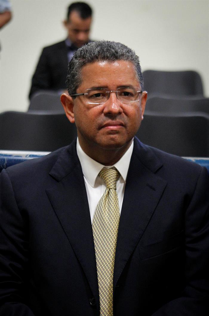 Fotografía de archivo del 7 de enero de 2016, del expresidente salvadoreño Francisco Flores durante una audiencia especial en el Centro Judicial Dr. Isidro Menéndez en San Salvador. EFE/Oscar Rivera