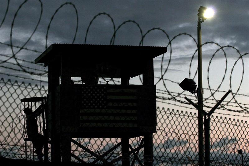 otografía de archivo fechada el 16 de febrero de 2006 que muestra una torre de guardia rodeada de alambre de espino en el Campo Delta, en la cárcel de Guantánamo, Cuba