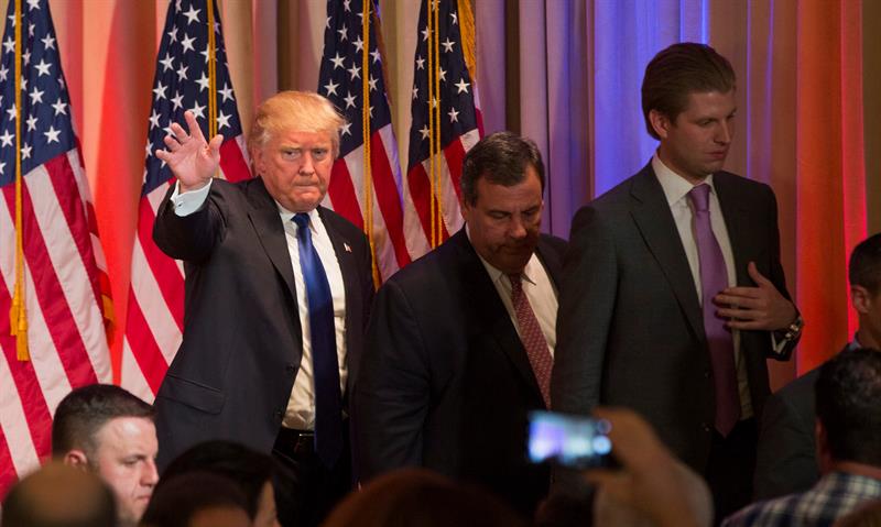El precandidato a la presidencia de EE.UU. Donald Trump (i) saluda durante un acto de campaña parte del Súper Martes . EFE