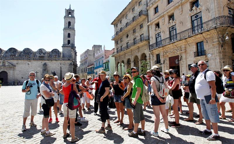  Un grupo de turistas permanece en la plaza de La Habana Vieja. EFE