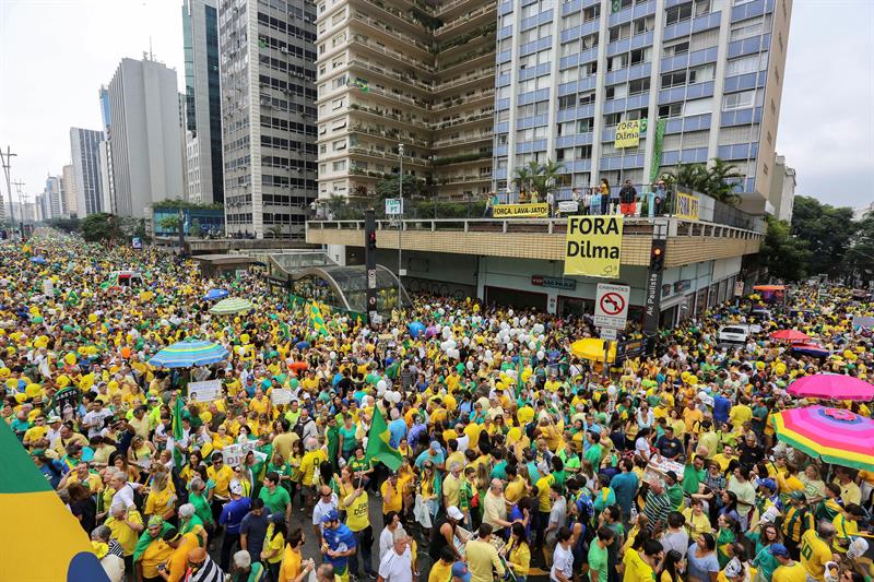 Miles de brasileños exigieron en las calles la renuncia de la presidenta Dilma Rousseff. La principal manifestación reunió a cientos de miles en Sao Paolo. EFE / Confidencial