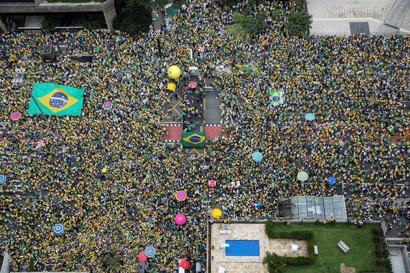 Manifestantes se reúnen en la avenida Paulista para pedir la destitución de la presidenta brasileña Dilma Rousseff en Sao Paulo (Brasil), en marzo pasado. EFE