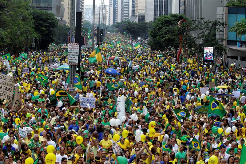 Manifestantes se reúnen en la avenida Paulista este domingo en Sao Paulo para pedir la destitución de la presidenta brasileña Dilma Rousseff. EFE / Confidencial