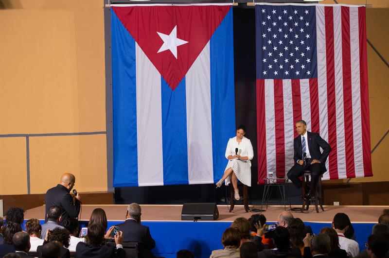 El presidente de Estados Unidos, Barack Obama (d), participa en el foro empresarial Cuba-Estados Unidos. EFE