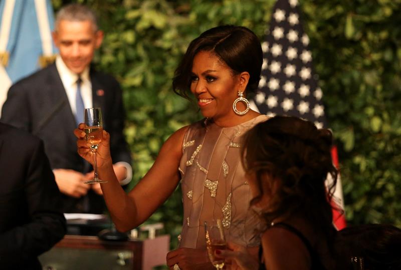 El presidente de EE.UU. Barack Obama y su esposa Michelle, en una cena de gala ofrecida por el presidente de Argentina Mauricio Macri, en Buenos Aires, este 23 de marzo, en el Centro Cultural Nestor Kirchner. EFE / Confidencial