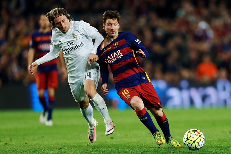 El delantero argentino del FC Barcelona, Leo Messi (d), intenta controlar el balón ante el centrocampista croata del Real Madrid, Luka Modric, durante el encuentro correspondiente a la jornada 31 de primera división, que disputan esta noche en el estadio Camp Nou. EFE/Alejandro Garcia.
